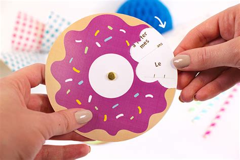 Je veux trouver des cartes d'anniversaires originales pas cher ici carte d'invitation anniversaire fille 10 ans. Carte d'anniversaire en forme de donuts