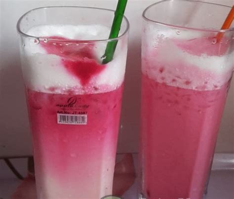 It consists of evaporated milk or condensed milk flavoured with rose syrup (rose cordial), giving it a pink colour. Sirap Bandung Soda