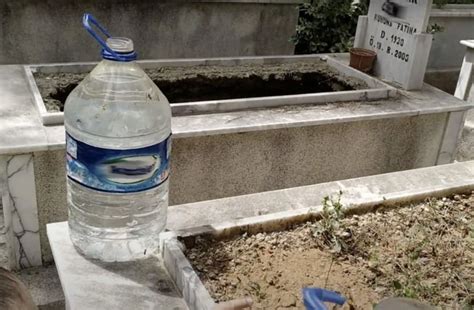 Mezara Neden Su Dökülür? Mezara Su Dökmek Sevap Mı? Sebebini Duyunca