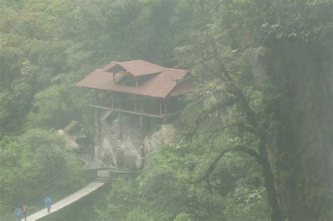 Baños de agua santa está ubicado en la provincia de tungurahua, entre los andes y la amazonía, lugar donde durante todo el año se disfruta de un clima promedio de 18 °c. baños de agua santa, hot springs, higlands ecuadorian ...