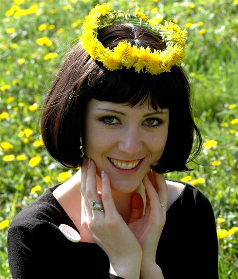 無料画像 人 女の子 ヘア 草原 タンポポ 花 見る ポートレート モデル 緑 衣類 黄 レディ ヘッドギア 表情 髪型 スマイル 面 眼 キャップ