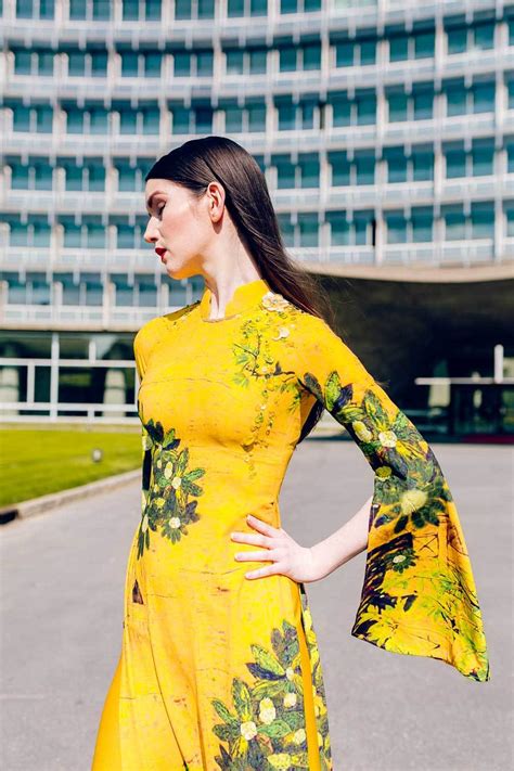 Dù thời gian có đổi thay, những mẫu trang phục ngày càng đa dạng và hiện đại nhưng trên khắp nẻo đường ở đất nước bình yên này, tà áo dài vẫn nhẹ nhàng tung bay mang theo nét đẹp, nét duyên dáng của người phụ nữ. Người mẫu Pháp diện áo dài Việt Nam tại trụ sở UNESCO ...