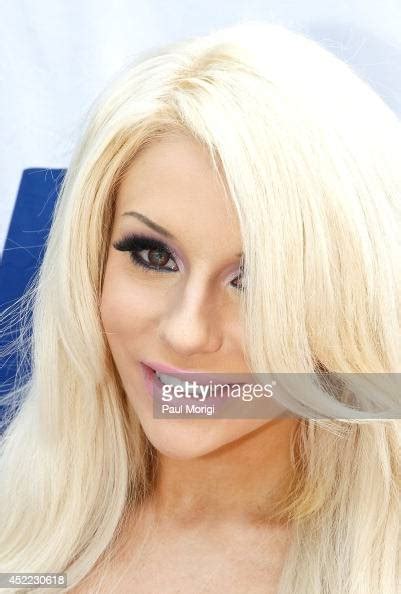 Courtney Stodden A Vegetarian And Longtime Peta Supporter Poses For