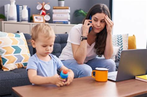 Madre E Hijo Estresaron Hablando En El Smartphone De Su Casa Foto De