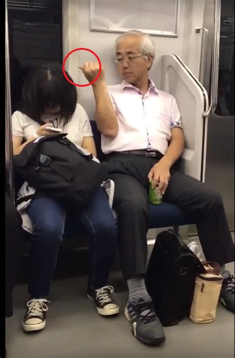 電車内で自分のチ〇毛を抜いて隣で寝ている女性にふりかけるおっさんが激写される