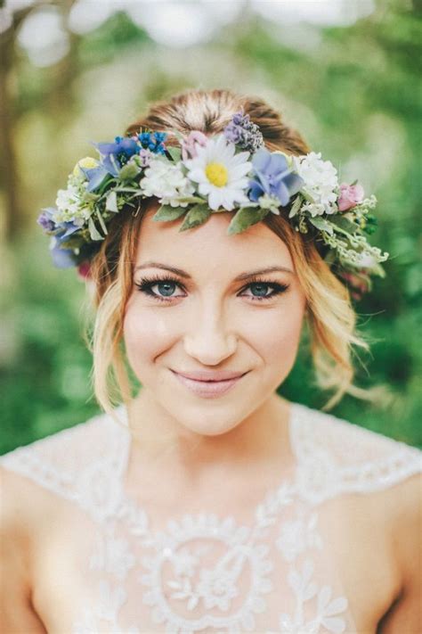 16 Wonderful Ways To Wear Fresh Flowers In Your Hair Wedding Trend