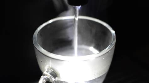10 Manfaat Minum Air Hangat Setiap Hari Lebih Berkhasiat