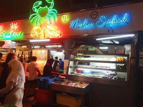 There's a large range of fish on display, from small to big, whole to filleted. TOP SPOT KUCHING- TEMPAT MAKAN FEMES YG PERLU USHAR