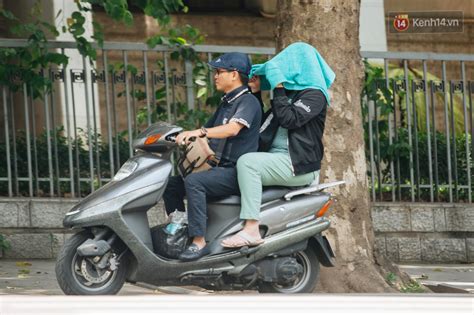 Nếu không phải đi làm thì tốt nhất hãy cứ cuốn chăn thật kỹ, mở tin thời tiết ra đọc rồi ngủ tiếp. Ảnh: Nhiệt độ ngoài đường tại Hà Nội lên tới 50 độ C, nắng ...