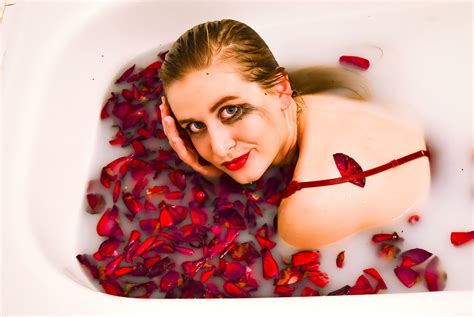 Фотосессия девушки в ванной с молоком и розами