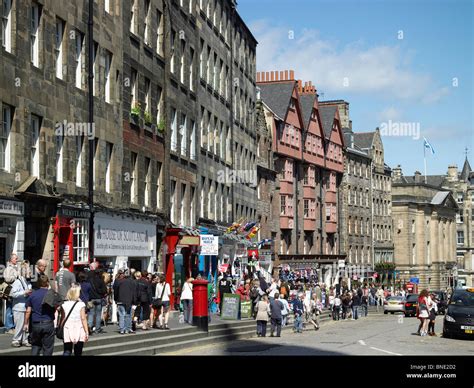 Tourists On High Street Edinburgh On A Busy Summer Saturday Scotland