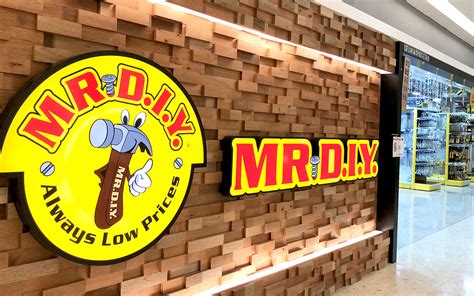 Shops in shopping malls are only able to allow a certain amount of customers into the shops to prevent overcrowding the area which causes a long queue to form outside of the shop. Mr. D. I. Y. - Cheras LeisureMall