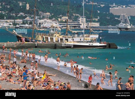 Der Strand In Jalta Krim Ukraine Schwarzes Meer Stockfotografie Alamy