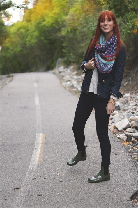 Today i'd like to share some outfit ideas with awesome chelsea boots. Fall Outfit | Chelsea rain boots + colorful scarf | Short ...