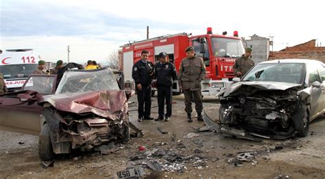 Samsun da 2 Otomobil Kafa Kafaya Çarpıştı Son Dakika Haberleri