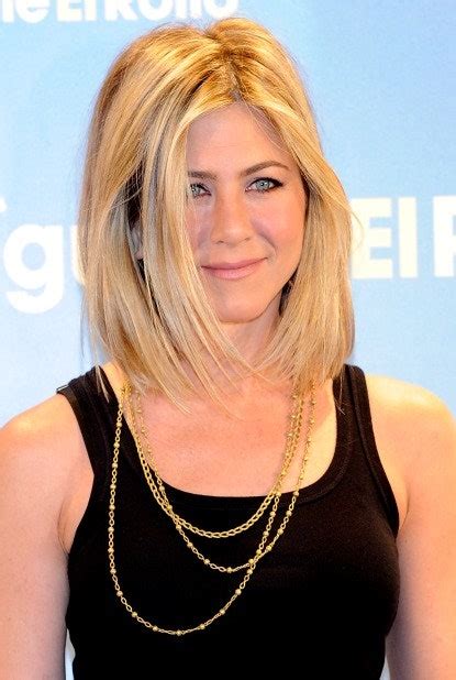 This side centred bob on jennifer aniston's blonde is meant for exhibiting what chic look exactly look like. Alert! Breaking Hair News: Jennifer Aniston Has A New Bob ...