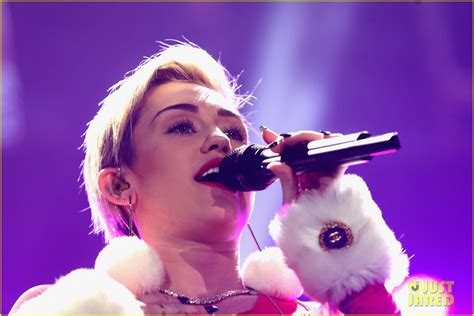 miley cyrus performs after being named best artist of 2013 photo 3009466 miley cyrus photos