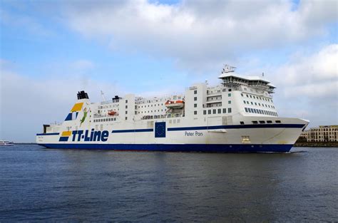 Dzięki przestronnym i nowoczesnym statkom chcemy zapewnić naszym klientom najwyższą jakość podróży. TT Line Fähre Peter Pan eingehend Rostock am 19.03.16 ...
