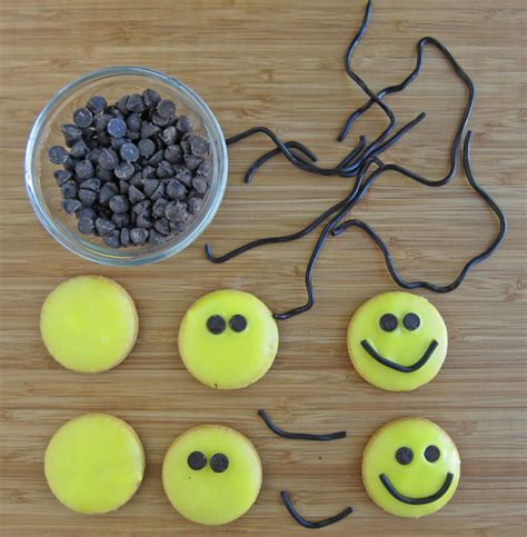 Super Simple Smiley Face Cookies