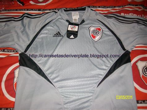 La única chance de hacer un cambio en la lista sobre ese el técnico de river plate, marcelo gallardo, se frota los ojos, al resentir los gases lacrimógenos rociados en las inmediaciones del estadio en barranquilla. Camisetas de River Plate: Buzo arquero 2004/05