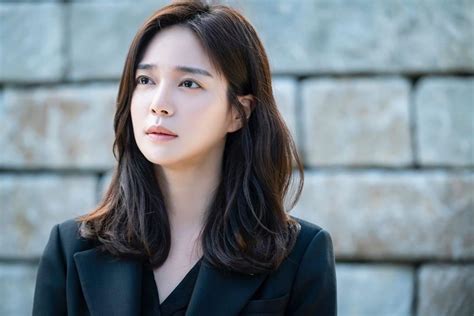 10 Potret Lee Elijah Yang Comeback Di Drama Baru Jadi Reporter