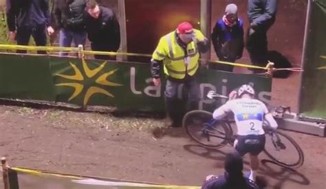 Video: Mathieu van der Poel crashes into a marshal - but ...