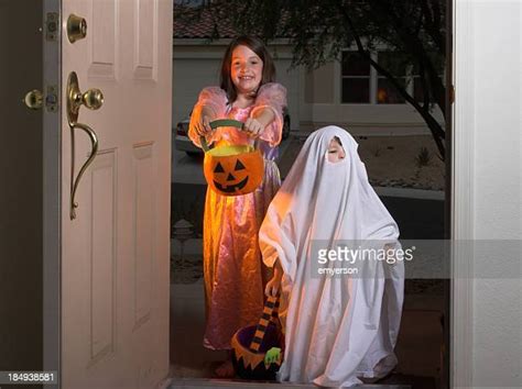 Trick Or Treaters Door Photos And Premium High Res Pictures Getty Images
