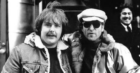 In unserer bildergalerie werfen wir einen blick auf einen künstler, dessen große schaffenskraft vor 30 jahren. John Lennon's last day.. as told by the people who were ...