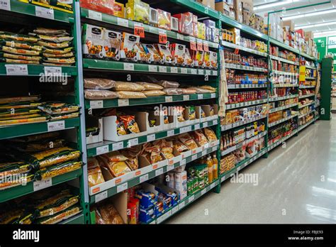 Los Estantes Del Supermercado Pasillo Fotografía De Stock Alamy