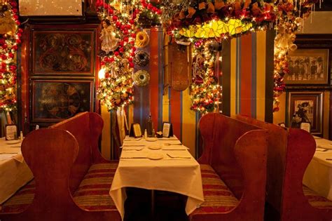 This Nyc Restaurant Puts Up 60000 Worth Of Christmas Ornaments