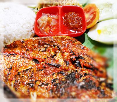 Ikan bakar kakap merah disajikan dengan sambal. Menu Ikan Bakar ASRI