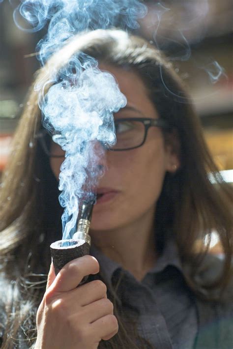 Tendance La Pipe Fait Un Tabac Chez Les Jeunes Le Devoir