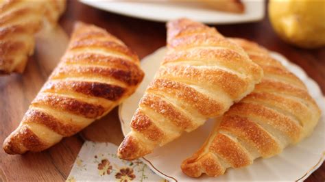 Coprite una tortiera con della carta da forno (o in alternativa usate il burro per ungerla) e stendetevi il primo rotolo di pasta sfoglia, versate all'interno il ripieno e dal secondo rotolo, ricavate delle striscette per fare un. SFOGLIATINE RICOTTA E LIMONE 🍋 di Pasta Sfoglia - Ricetta ...