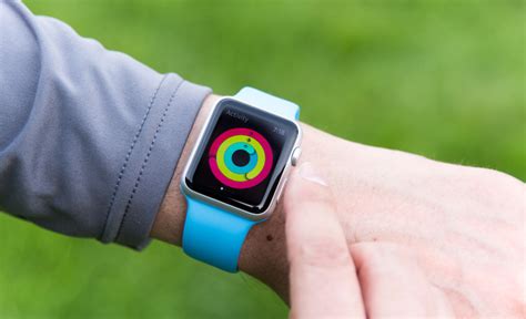 Apple watch checks for unusually high or low heart rates in the background, which could be signs of a serious underlying condition. Apple Watchが血糖値を測定。Appleの秘密のチームが、先進的なヘルスケア機能を開発か？ | ギズモード・ジャパン