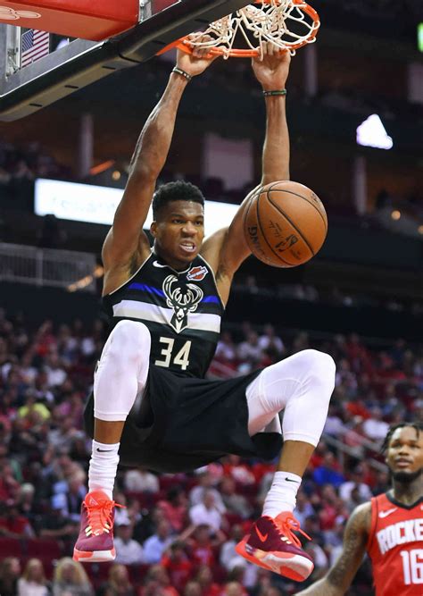 Giannis antetokounmpo is a greek professional basketball player who currently plays for the milwaukee bucks of the national basketball association (nba). NBA 19/20: Giannis Antetokounmpo schreibt mit Triple ...