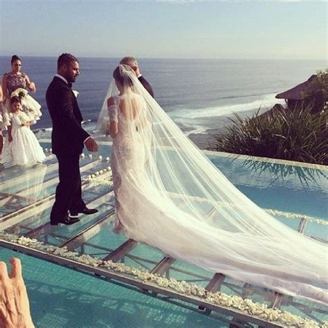 A beach wedding carries the romantic vibe of casual bohemian freedom and the wild charm of the while the traditional veil is still a top choice of many brides, the latest bridal fashion trends witness. 10 Gorgeous Bridal Veils Ideas - Beach Wedding Tips