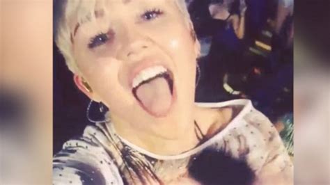 Miley Cyrus Performs Dolly Partons Classic Song Jolene At Concert