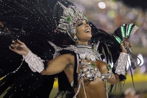 リオのカーニバル最高潮 13チームが華麗な踊り 読んで見フォト 産経フォト