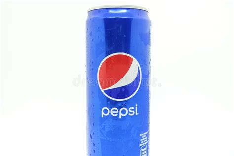 Una Lata De Pepsi Azul Contra Aislados Fotografía editorial Imagen de