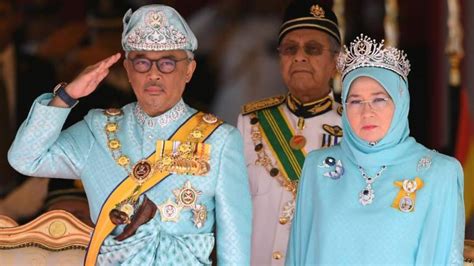 06:35 soalan paling best iaitu manchester atau liverpool ?? Agong, Permaisuri Agong wish Malaysian Buddhists happy ...