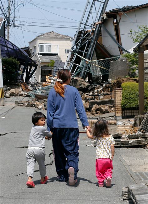 Zu der geografischen randlage des japanischen archipels vor der küste ostasiens gesellt sich eine geophysische besonderheit. Mindestens neun Tote bei Erdbeben in Japan | Welt-News