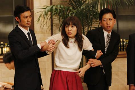 川口春奈の私服 ドラマ「ヒモメン・5話」で連れ去られるシーンの1枚です。トップスはホワイトで首元には花があしらわれていてネックレス不要でも気軽に着用できます。 芸能人の私服 衣装まとめ