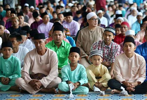 Setiap rumah di kampung bali bekasi memiliki tempat sembahyang kecil berbentuk. Suasana Aidilfitri | Foto | Berita Harian