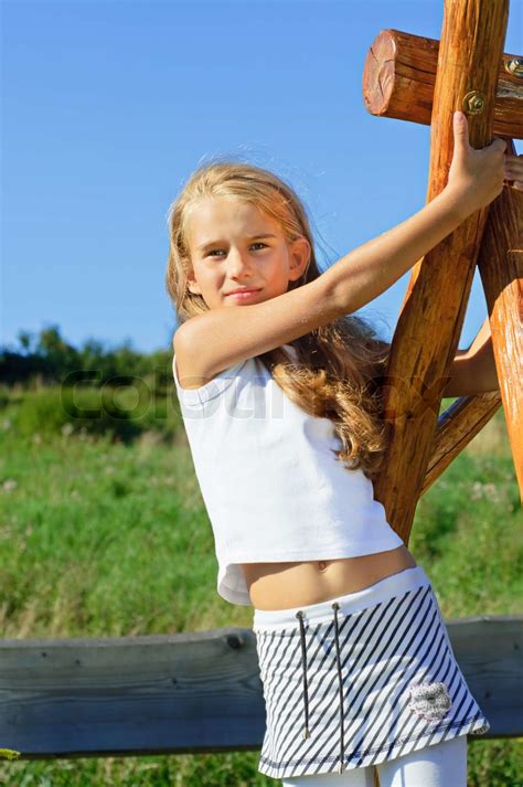 Acht Jahre Alt Langen Haaren Mädchen Posiert Im Freien Stock Bild Colourbox