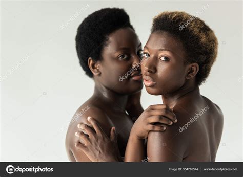 Naakt Afrikaanse Amerikaanse Vrouwen Knuffelen Geïsoleerd Grijs Stockfoto AndrewLozovyi