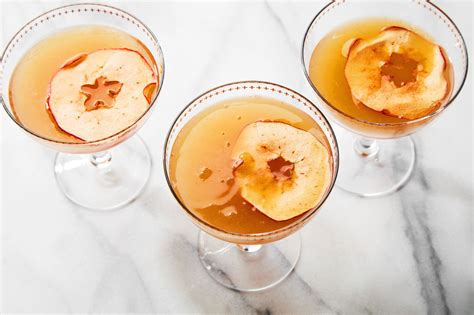 From classics like our holiday milk punch to a spicy gingerbread martini, we've picked 43 spirited holiday cocktails. Bourbon Christmas Cocktails 2020 - Christmas Cocktails Our 12 Drinks Of Christmas - living-room ...