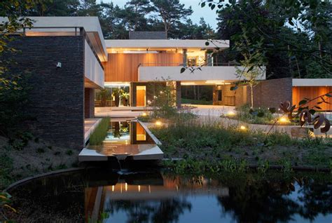 Modern Exterior Complements Its Gorgeous Natural Surroundings
