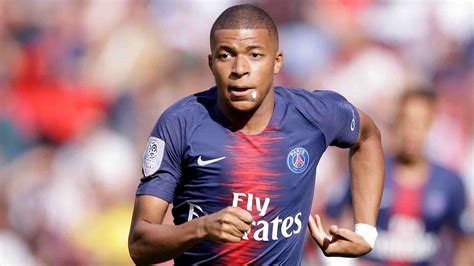 Know footballer's bio, wiki, salary, net worth including his dating life, girlfriend, married or wife, & fifa goal, age, height, parents born on 20th december 1998, kylian mbappe's hometown is in paris, france. Kylian Mbappe Mom