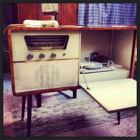 This audio cabinet features 1 storage drawer and 3 open spaces for your electronic components. Pin by Clare Dowse on Винтажная радиотехника | Retro ...