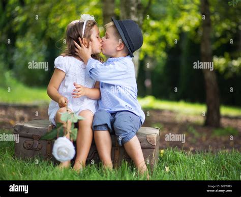 Joli Couple Denfants Qui Sembrassent Photo Stock Alamy